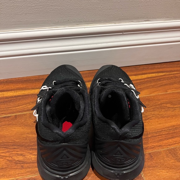 Kyrie 5 red carpet black red white - Picture 2 of 5